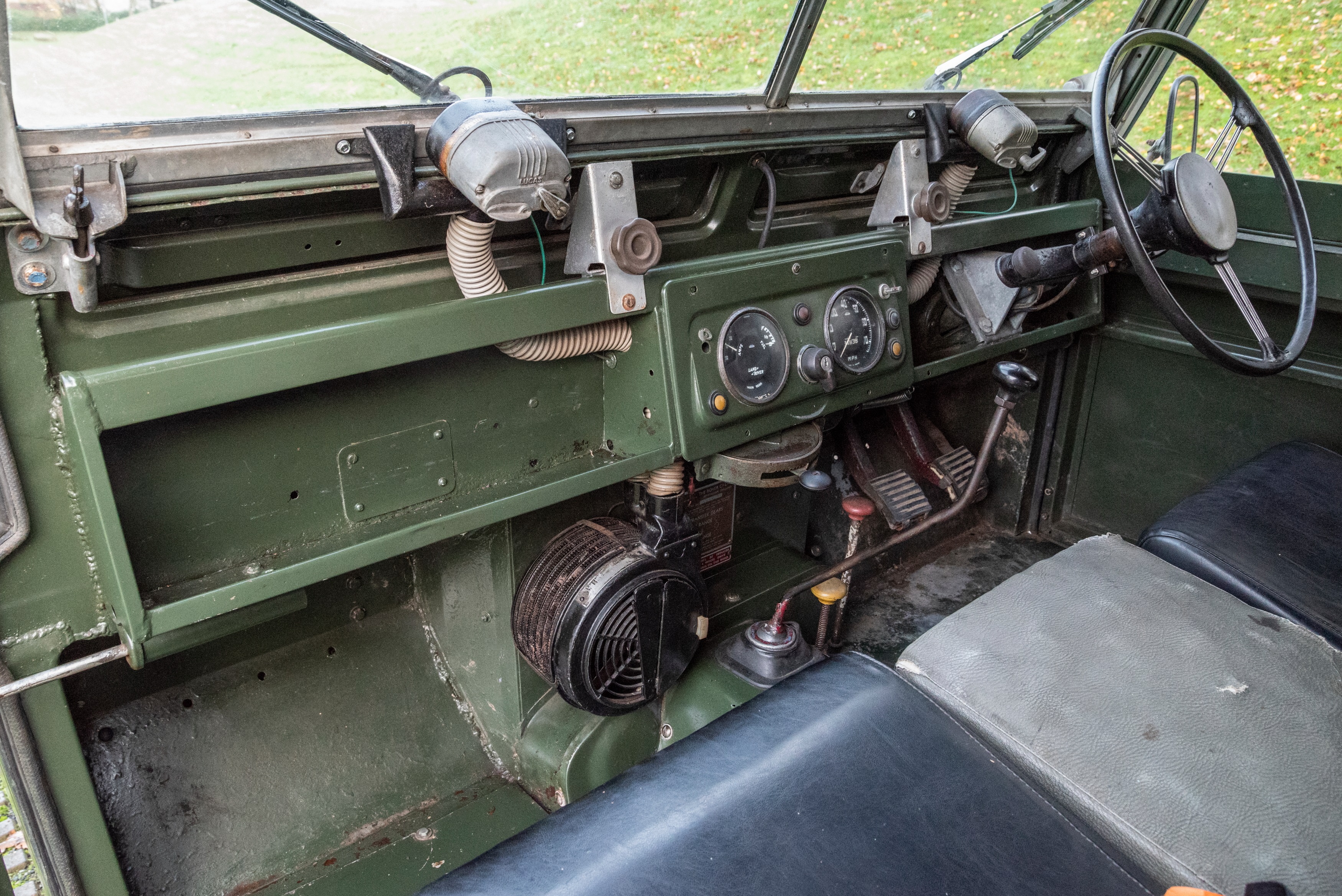 Whitebox WB286 1/43 LAND ROVER Série 88 II vert/beige 1961 Toys Whitebox WB286 1/43 LAND ROVER Série 88 II vert/beige 1961 Toys