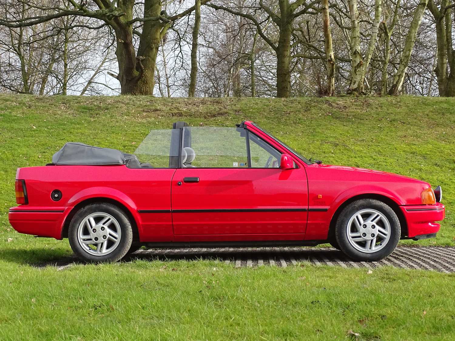 Lot 90 - 1990 Ford Escort XR3i Cabriolet