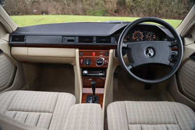 Lot 98 - 1990 Mercedes-Benz 230 E