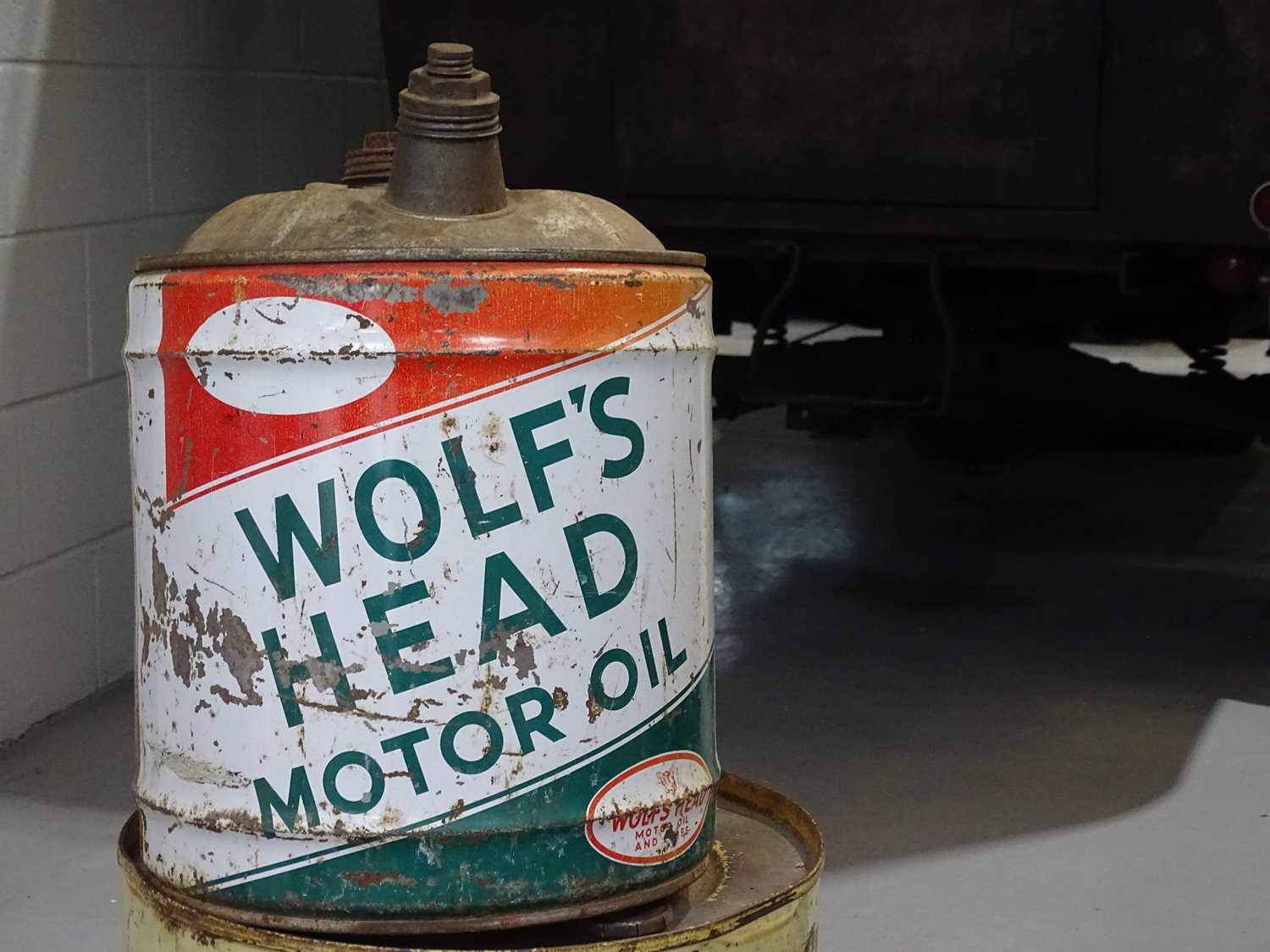 Lot 20 - Wolfs head oil container with cap