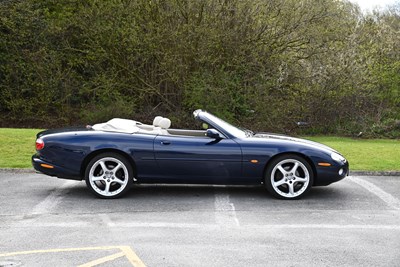 Lot 55 - 2001 Jaguar XK8 4.0 Convertible