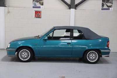 Lot 122 - 1993 Vauxhall Astra 2.0i Exclusive Convertible