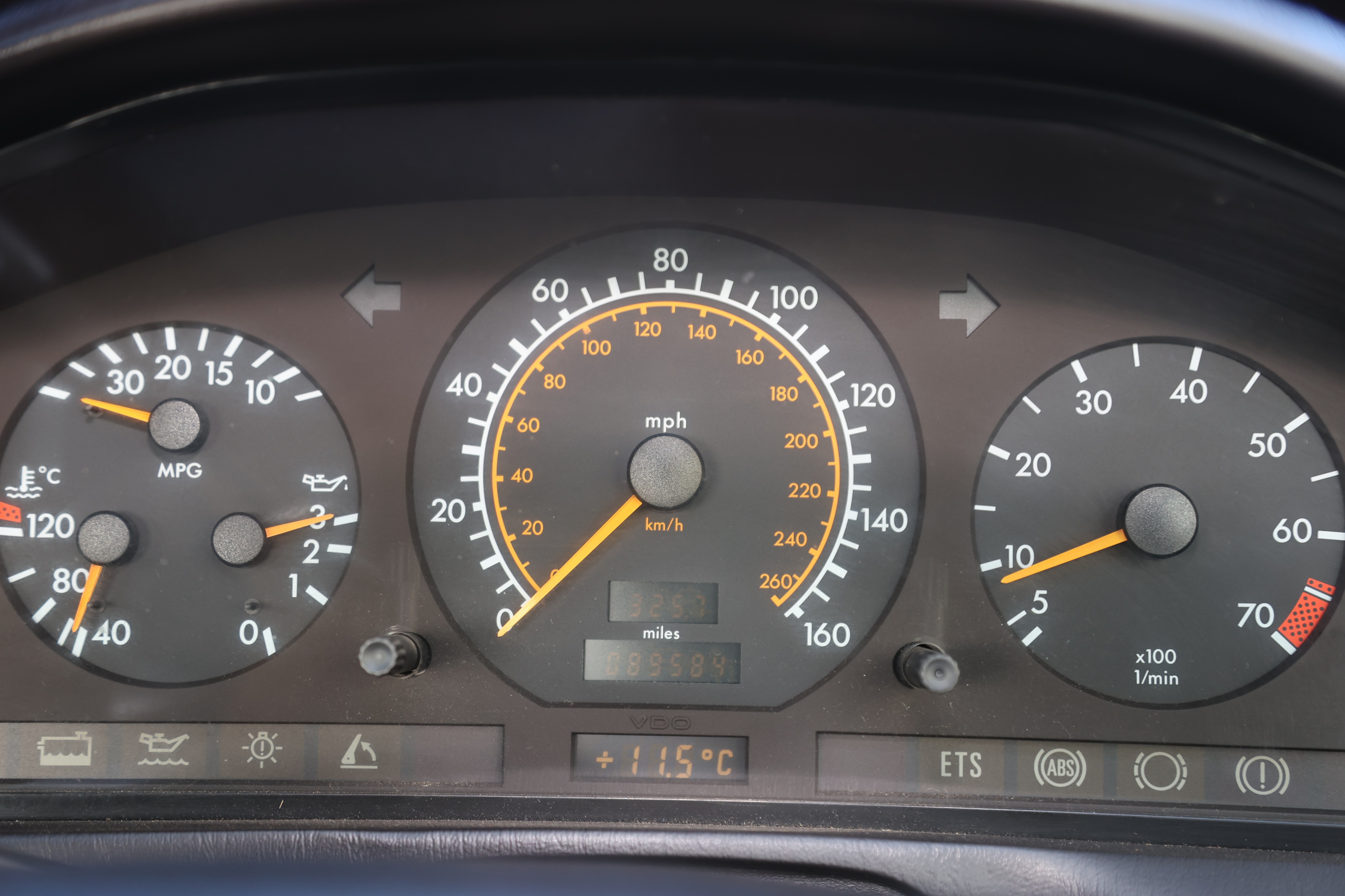 Lot 123 - 1995 Mercedes-Benz SL 320