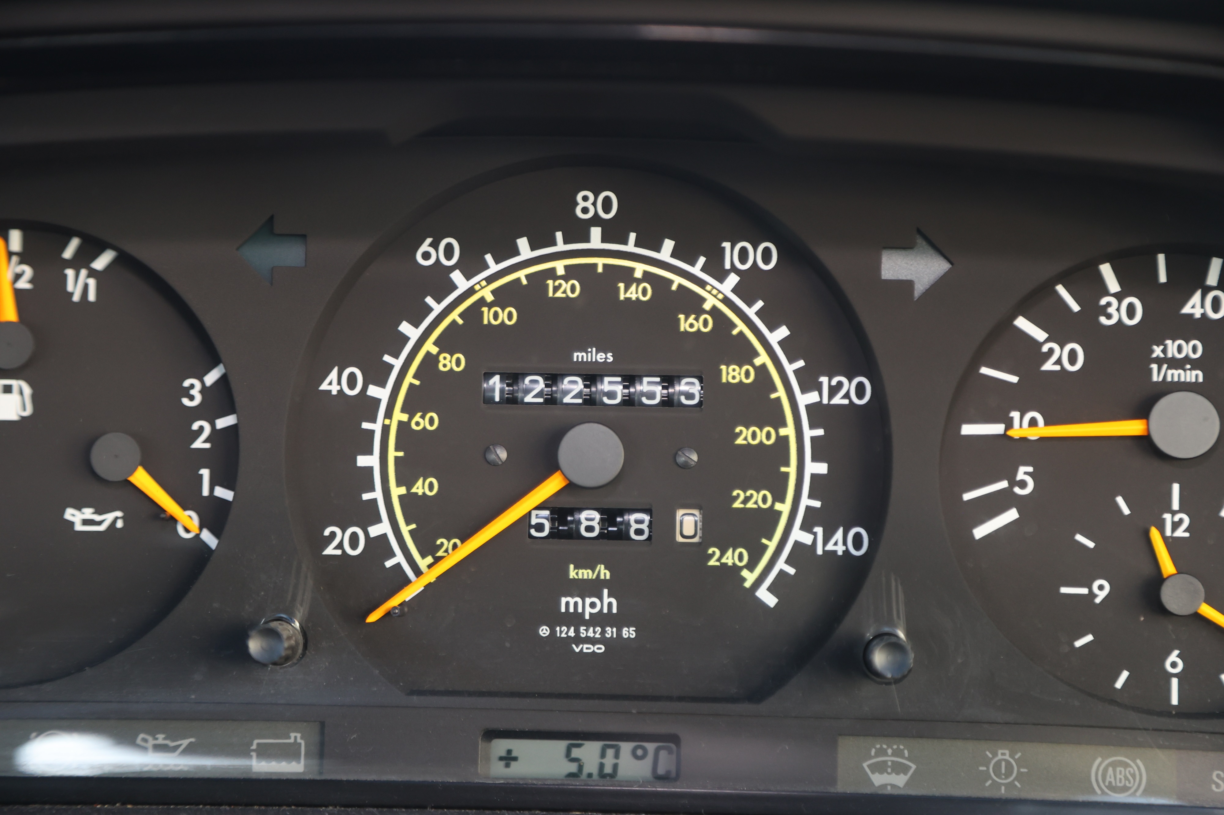 Lot 184 - 1993 Mercedes-Benz 220 CE
