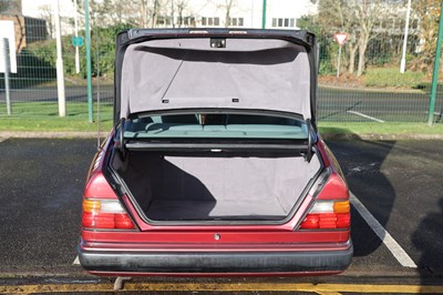 Lot 184 - 1993 Mercedes-Benz 220 CE