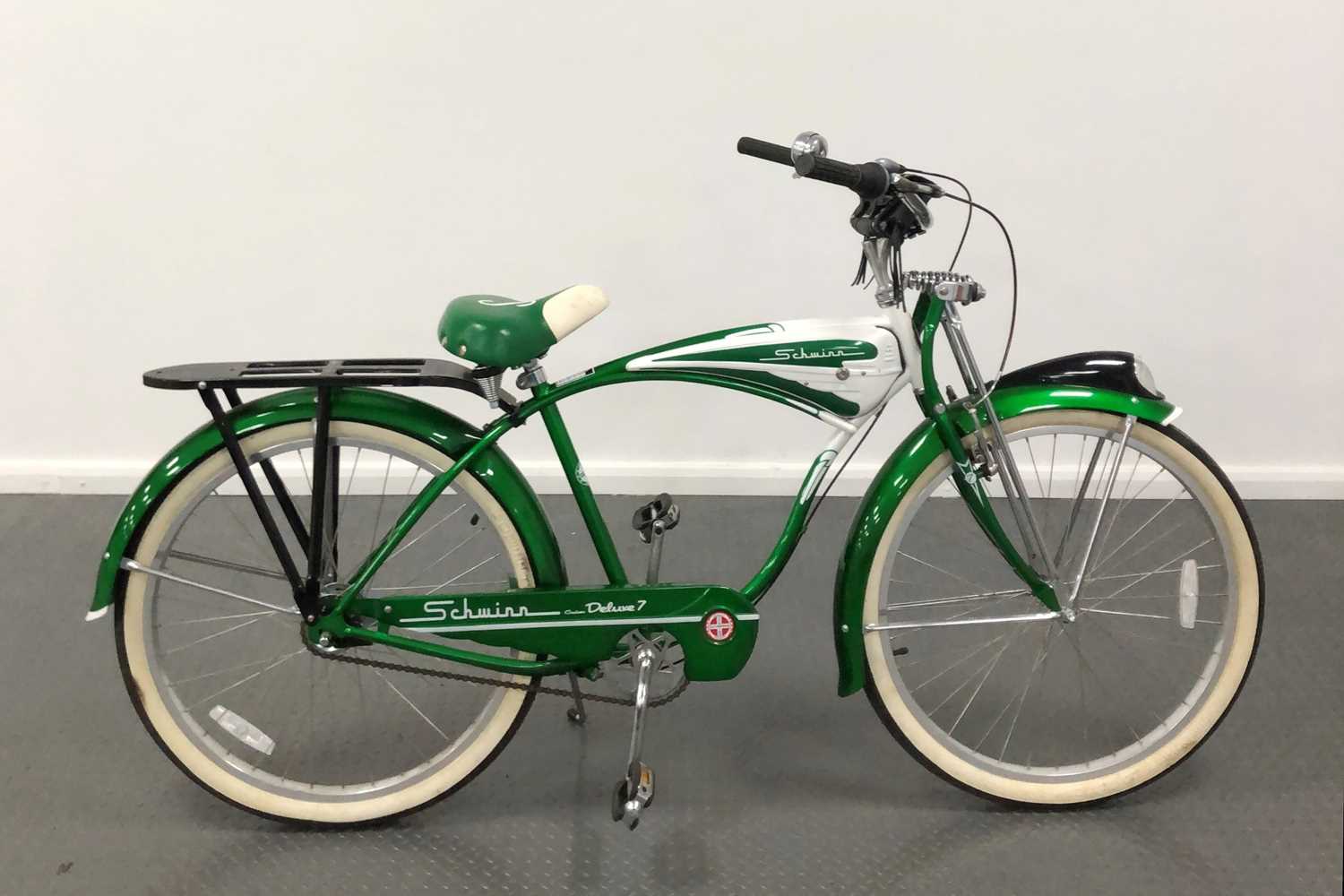 Lot 33 Schwinn Cruiser Deluxe 7