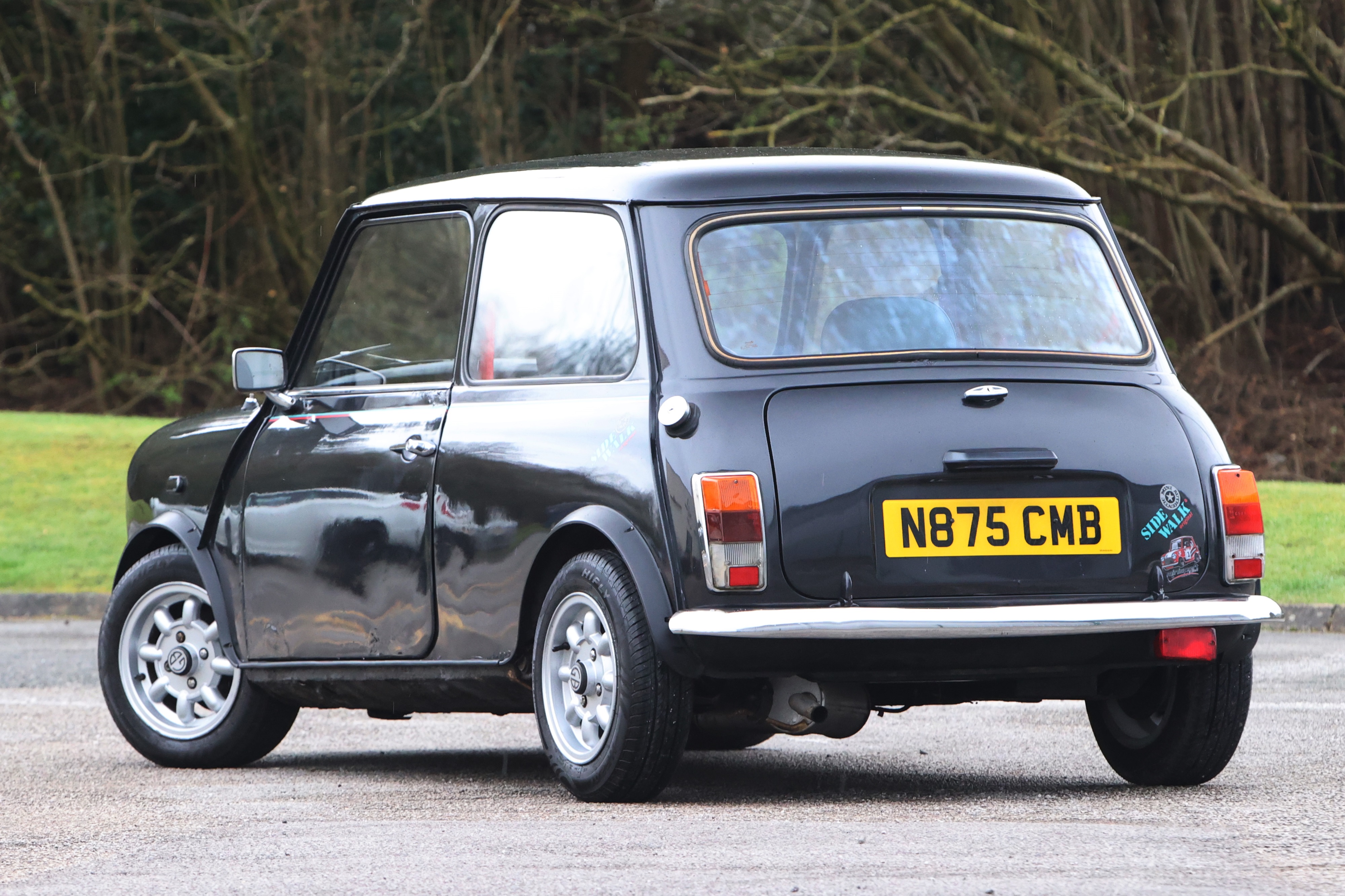 1995 Rover Mini Lot 181 - 1995 Rover Mini Sidewalk