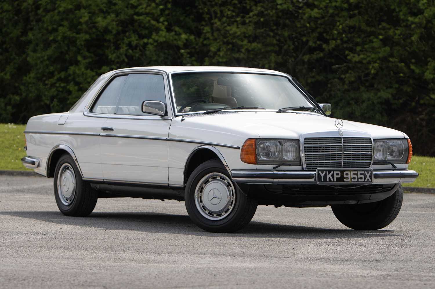 Lot 1981 Mercedes-Benz 230 CE