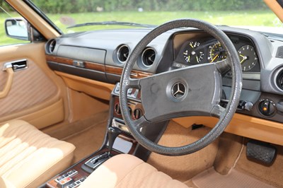 Lot 1981 Mercedes-Benz 230 CE