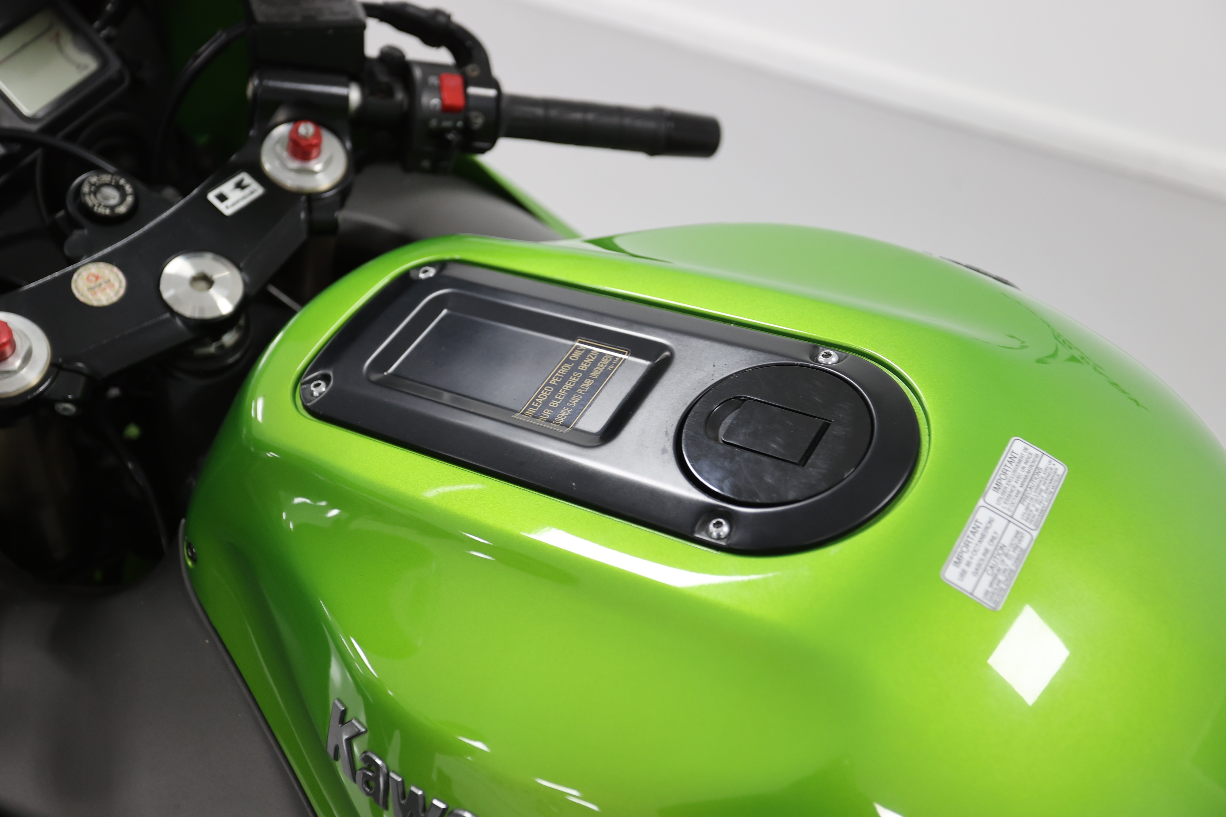 Kawasaki Ninja ZX-12R 2003-2007 16mm Stem Motorbike Phone Mount with Deluxe Cradle (sku 41430)