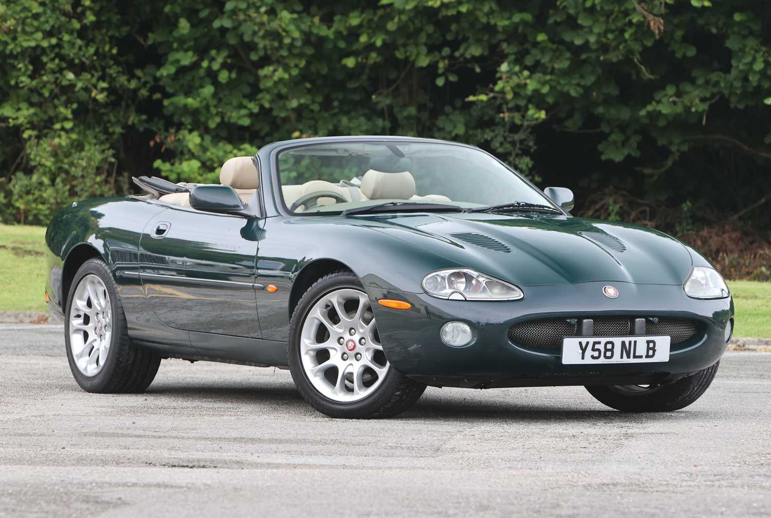 Lot 17 - 2001 Jaguar XKR 4.0 Convertible