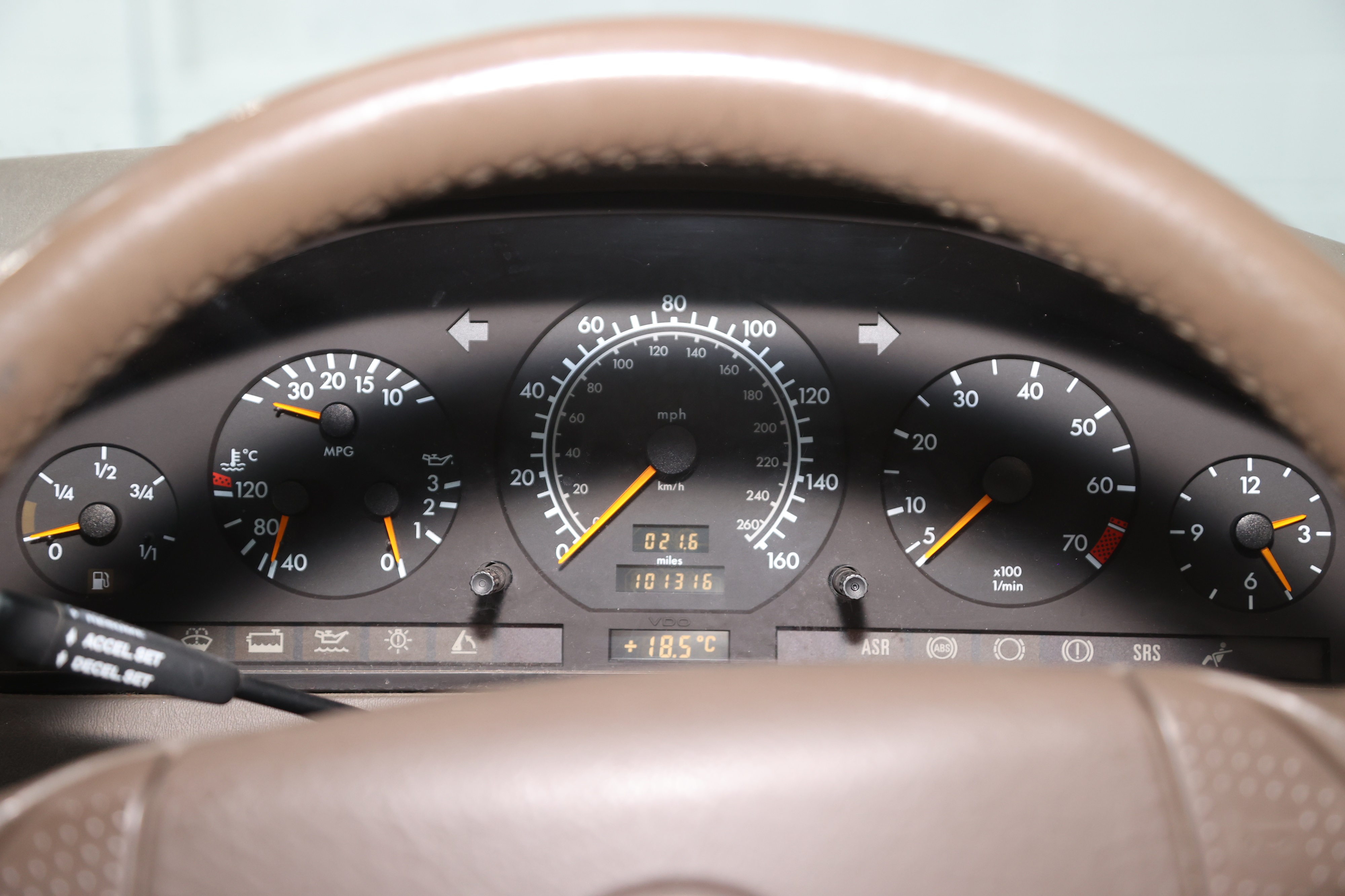 Lot 284 - 1996 Mercedes-Benz SL 320