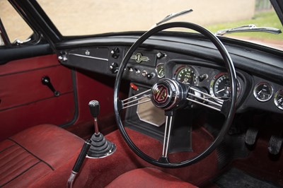 Lot 19 - 1968 MG B GT