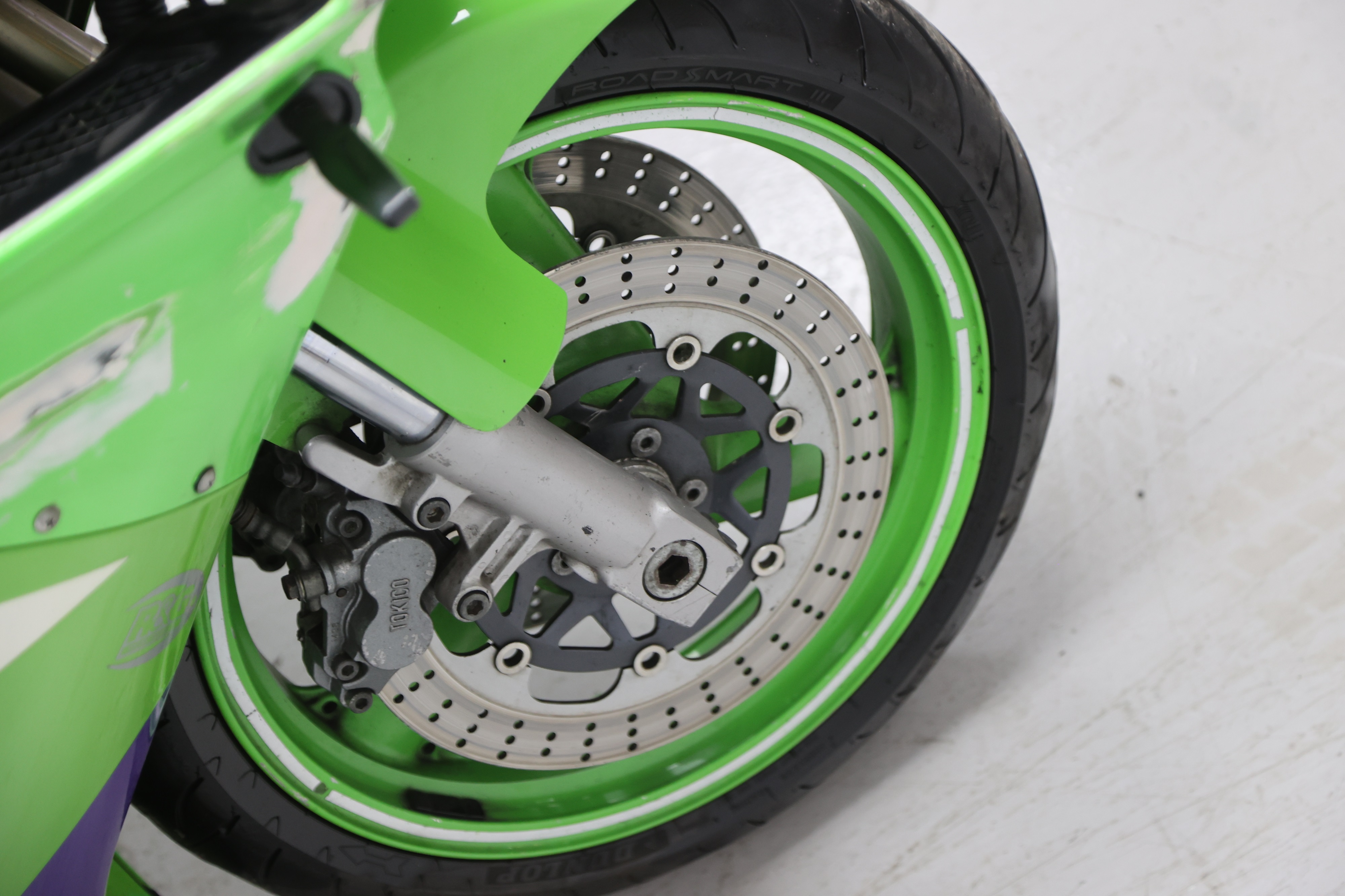 コメント者9/28 大17 Lot 43 - 1995 Kawasaki ZXR750R Ninja