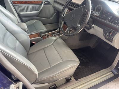 Lot 25 - 1994 Mercedes-Benz E320 7-Seater Estate