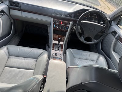 Lot 25 - 1994 Mercedes-Benz E320 7-Seater Estate