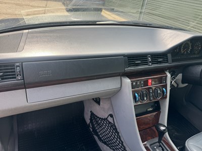 Lot 25 - 1994 Mercedes-Benz E320 7-Seater Estate
