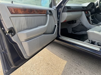 Lot 25 - 1994 Mercedes-Benz E320 7-Seater Estate