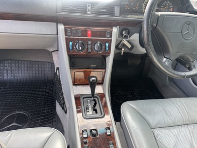Lot 25 - 1994 Mercedes-Benz E320 7-Seater Estate