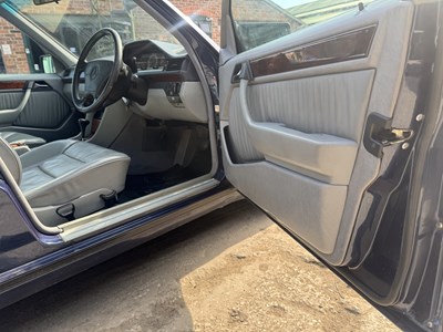 Lot 25 - 1994 Mercedes-Benz E320 7-Seater Estate