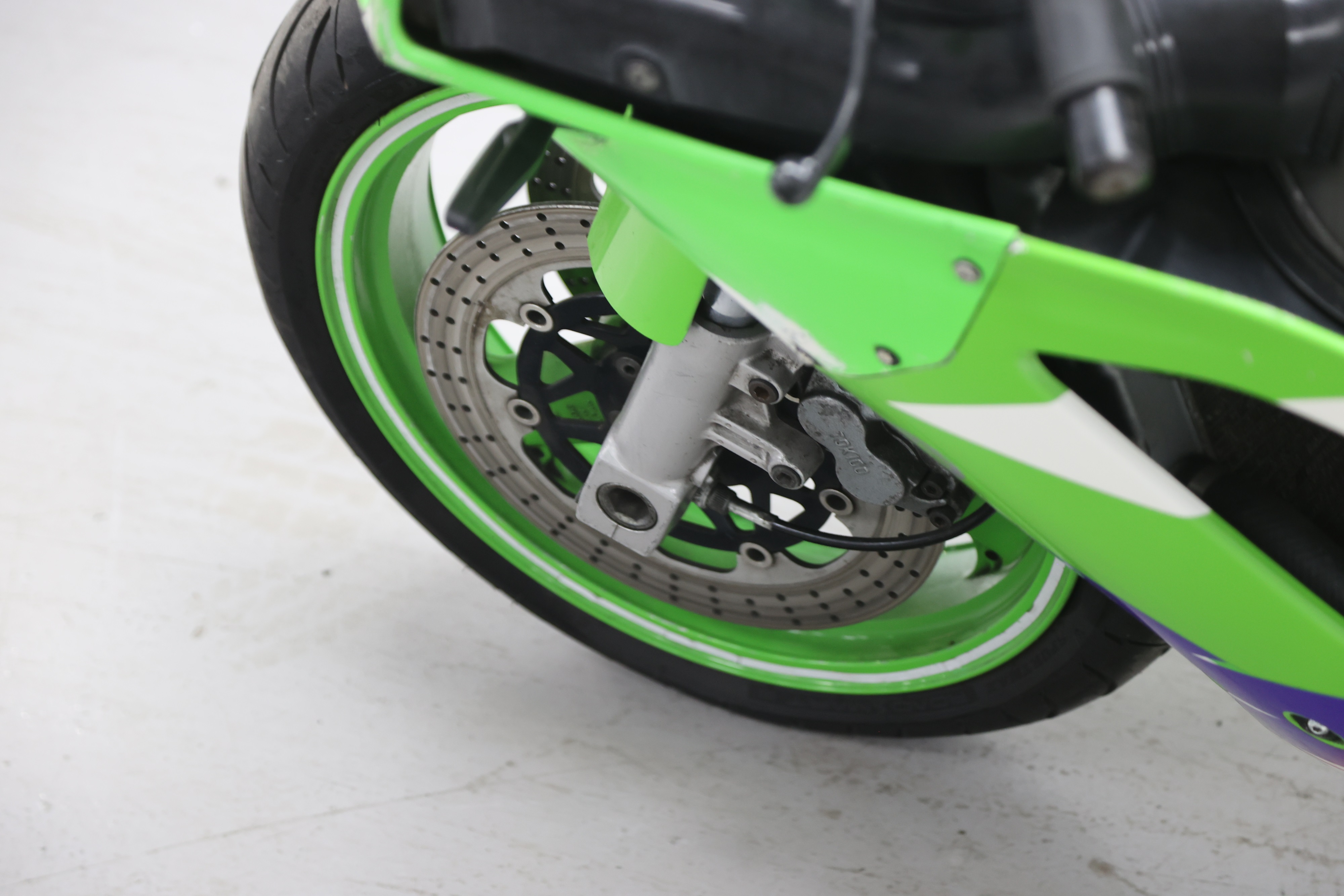 Lot 66 - 1995 Kawasaki ZXR750R Ninja