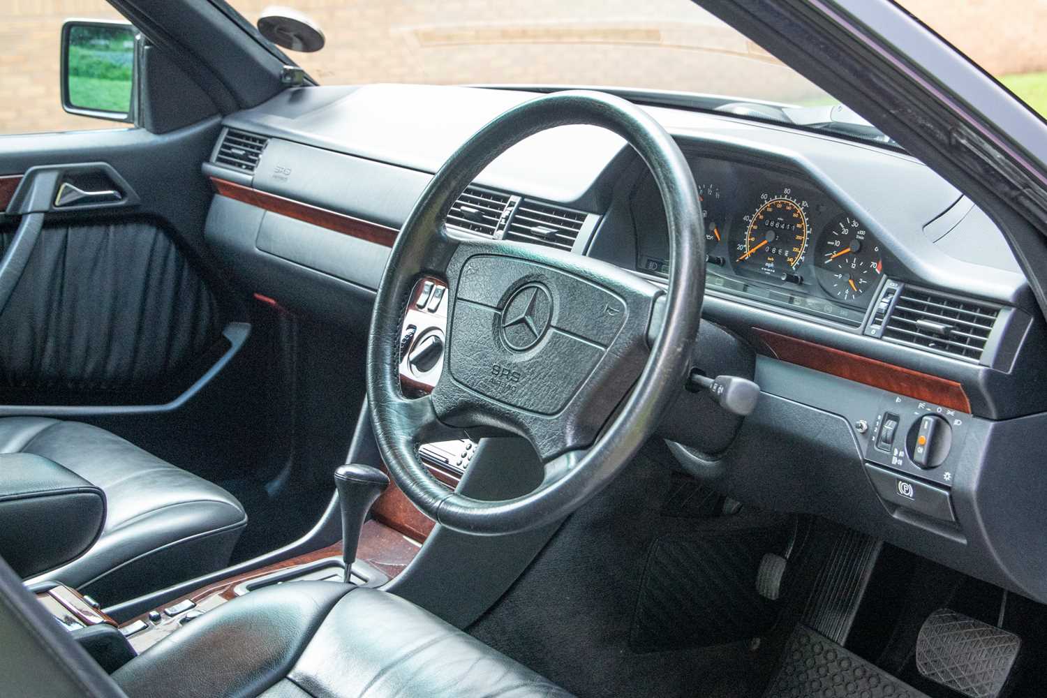 Lot 1 - 1995 Mercedes-Benz E 220 Coupe