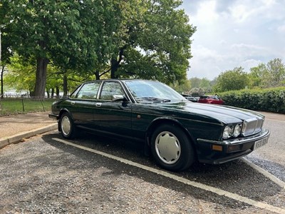 Lot 17 - 1993 Jaguar XJ40 XJ6 3.2 Auto