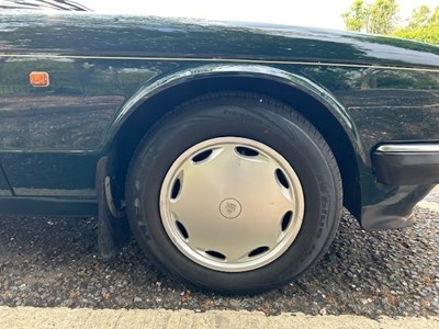 Lot 17 - 1993 Jaguar XJ40 XJ6 3.2 Auto