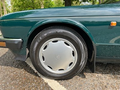 Lot 17 - 1993 Jaguar XJ40 XJ6 3.2 Auto