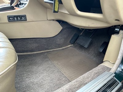 Lot 17 - 1993 Jaguar XJ40 XJ6 3.2 Auto