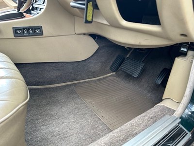 Lot 17 - 1993 Jaguar XJ40 XJ6 3.2 Auto