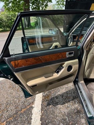 Lot 17 - 1993 Jaguar XJ40 XJ6 3.2 Auto