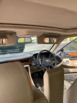 Lot 17 - 1993 Jaguar XJ40 XJ6 3.2 Auto