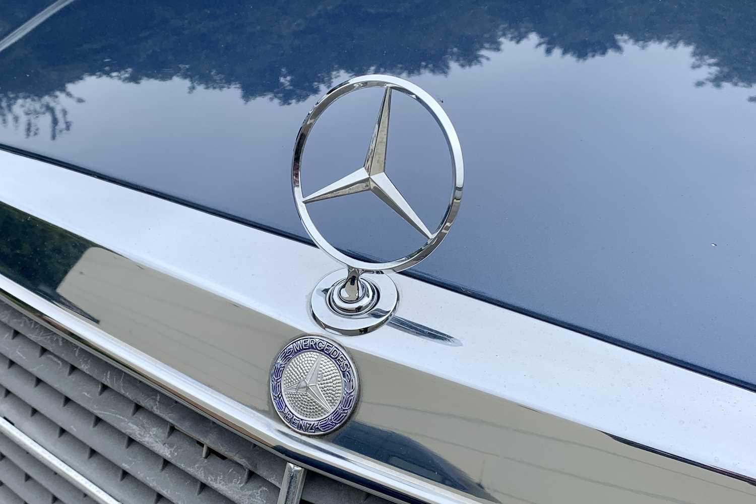 Lot 1993 Mercedes-Benz 190 E 2.0