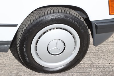 Lot 1986 Mercedes-Benz 190 E 2.0