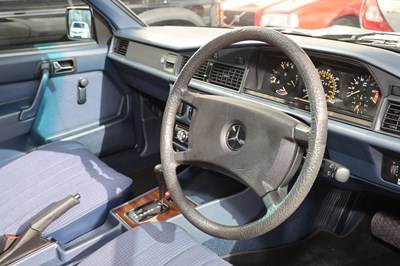 Lot 1986 Mercedes-Benz 190 E 2.0