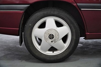 Lot 129 - 1995 Vauxhall Cavalier 2.0 CDX Saloon