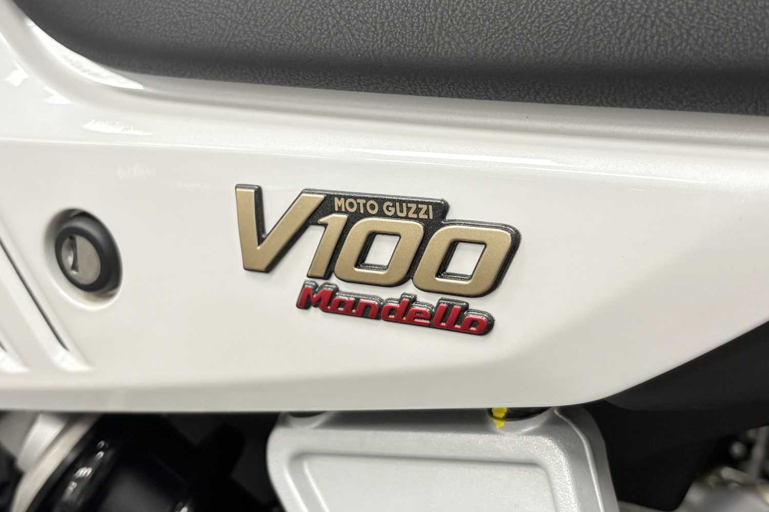 Lot 2023 Moto Guzzi V100 Mandello