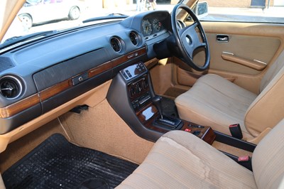Lot 259 - 1984 Mercedes-Benz 230 TE