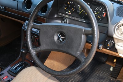 Lot 259 - 1984 Mercedes-Benz 230 TE