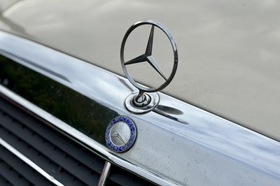 Lot 215 - 1988 Mercedes-Benz 260 E