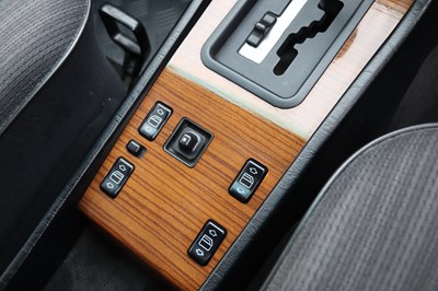 Lot 215 - 1988 Mercedes-Benz 260 E