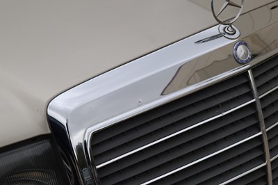 Lot 215 - 1988 Mercedes-Benz 260 E