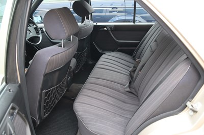 Lot 215 - 1988 Mercedes-Benz 260 E