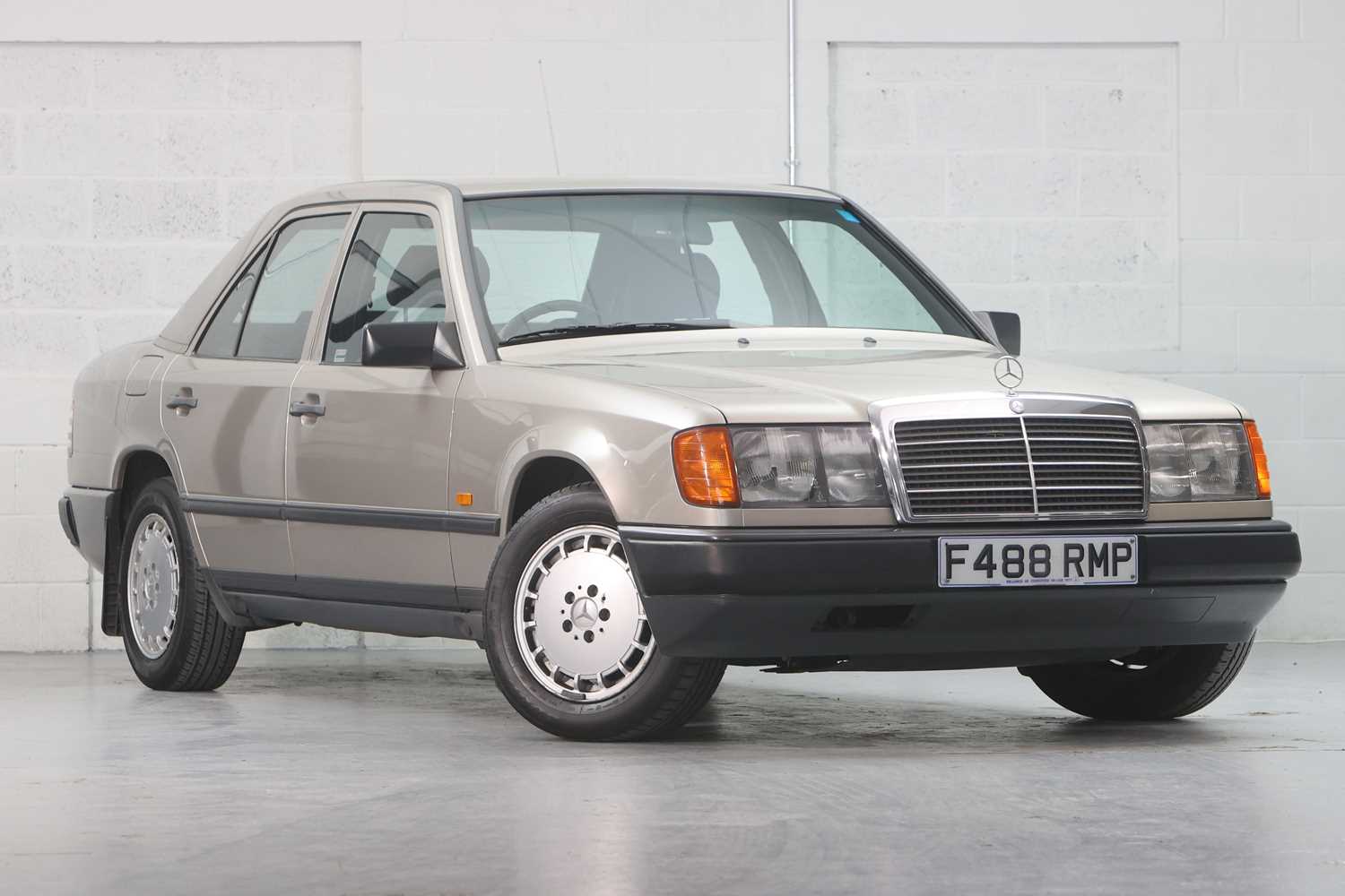 Lot 215 - 1988 Mercedes-Benz 260 E