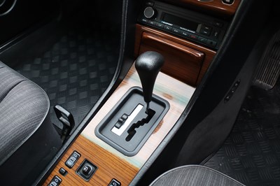 Lot 215 - 1988 Mercedes-Benz 260 E