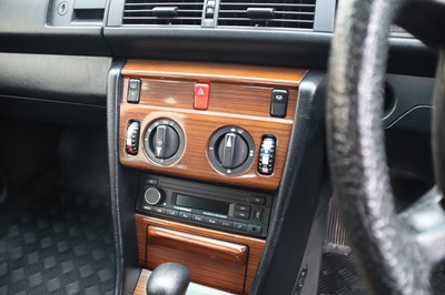Lot 215 - 1988 Mercedes-Benz 260 E