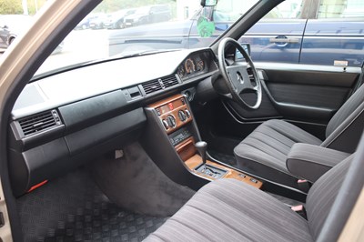 Lot 215 - 1988 Mercedes-Benz 260 E