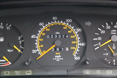 Lot 215 - 1988 Mercedes-Benz 260 E