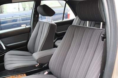 Lot 215 - 1988 Mercedes-Benz 260 E